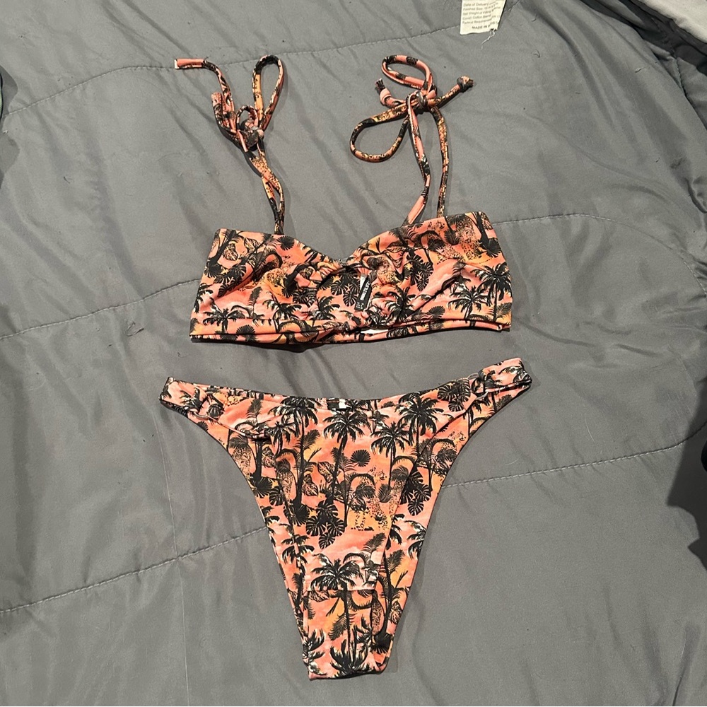 Topical print bikini
